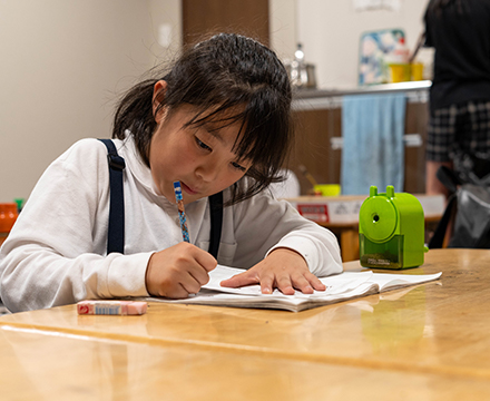 勉強に励む子ども