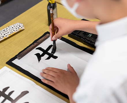 書道の練習をする大人