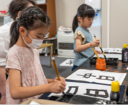 書道の勉強に励む子ども